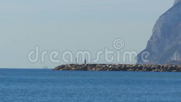 在直布罗陀岩石附近的海边看灯塔西班牙视频的预览图