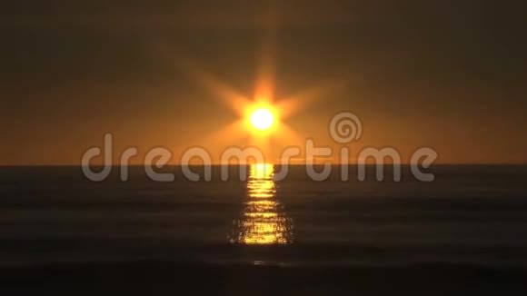 从西海岸的日落中放大视频的预览图