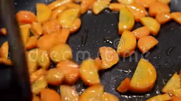 烤胡萝卜在油上特写视频的预览图