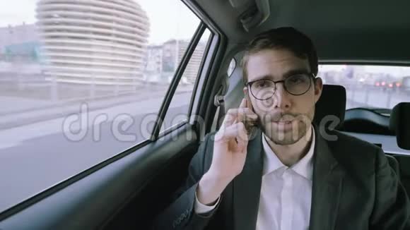 男子手持手机对他的右耳视频的预览图