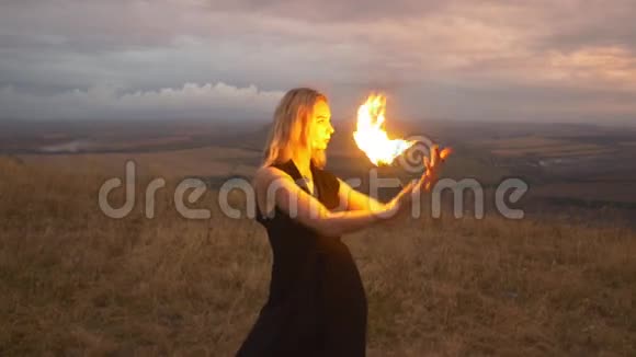 手里拿着火的女人视频的预览图