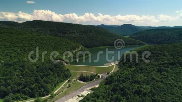 从空中俯瞰农田森林和水坝视频的预览图