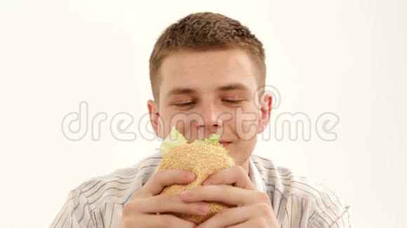 男人吃一个三明治和亲戚视频的预览图