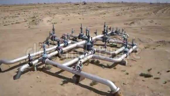 60fps石油和天然气设备阀门和管道的鸟瞰图视频的预览图