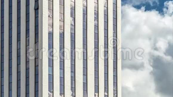 一座大办公楼的玻璃上反射的云层时间视频的预览图