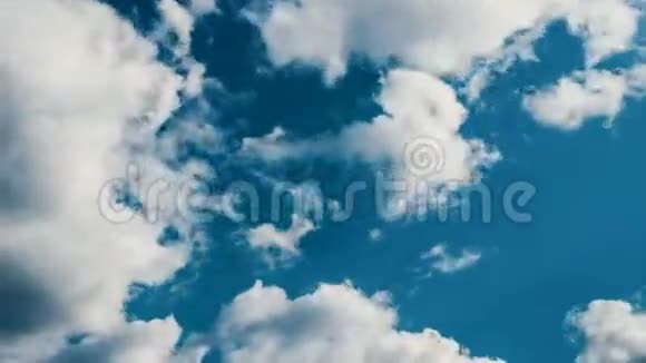 4k超高清时间推移移动云和蓝天在白天视频的预览图
