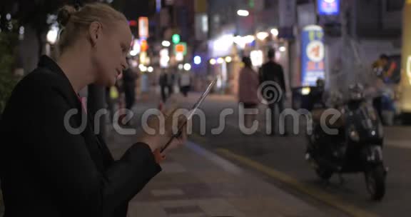 在韩国首尔夜街工作的女人视频的预览图