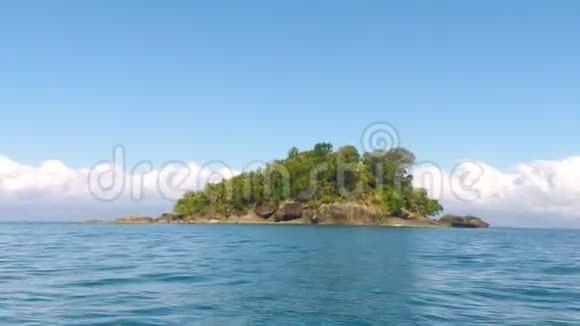 马达加斯加岛印度洋和小岛的田园风光视频的预览图
