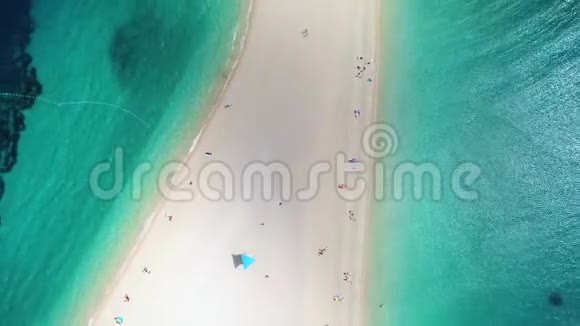 在克罗地亚Brac岛的ZlatniRat上日光浴的人的鸟瞰图视频的预览图