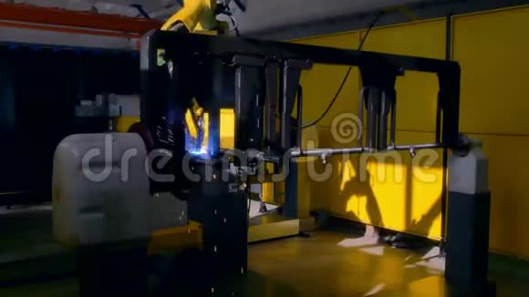 金属铁激光氩焊接工业机器人在工厂时间间隔4k视频的预览图