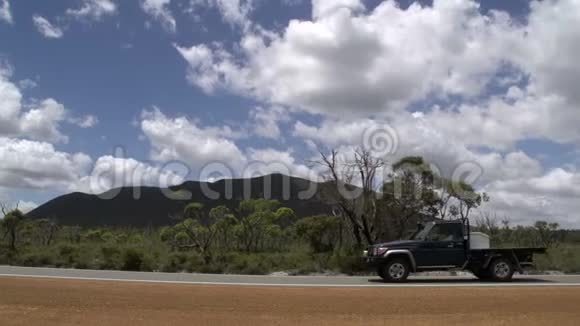 潘从路上开着汽车经过澳大利亚西部的斯特林兰河视频的预览图
