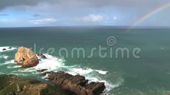 新西兰卡丁岛上有彩虹的侏儒点视频的预览图