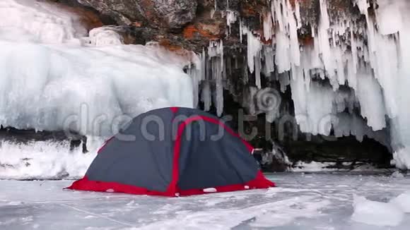 在贝加尔湖的冰上露营视频的预览图