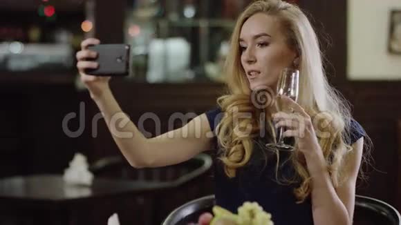 金发女郎在一家高档餐厅自拍视频的预览图