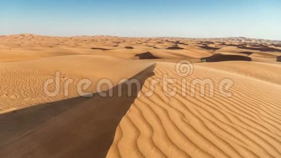 日出时沙丘的时间推移拍摄阿拉伯沙漠迪拜阿联酋视频的预览图