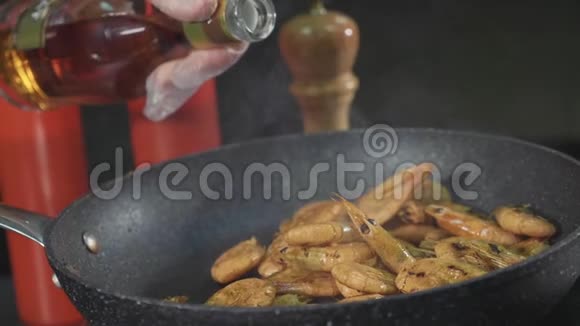 厨师在平底锅中用煎虾倒入酒精特写慢动作视频的预览图