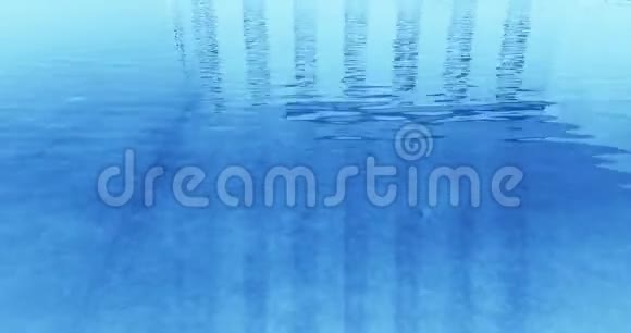 蓝色的海洋像池水一样的海浪平静的运动背景在阳光明媚的日子里表面有阳光自然放松视频的预览图