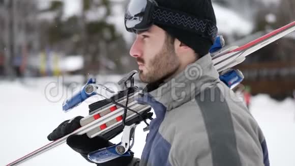 滑雪在雪地里行走的帅哥视频的预览图