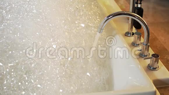 水从水龙头流向浴缸泡沫泡视频的预览图