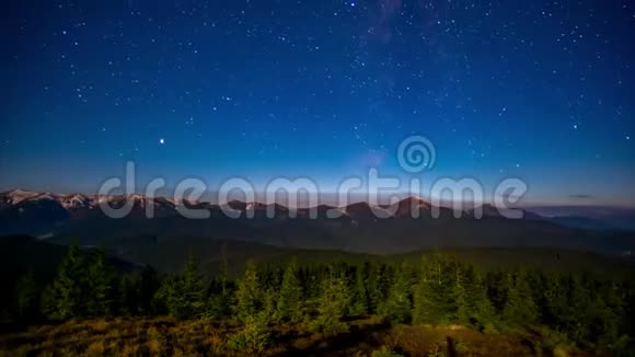 时间流逝夜空在山上视频的预览图