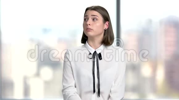 女青年在商务会议上发言视频的预览图