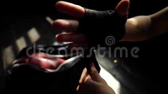 贴身女性用绷带包扎双手准备拳击训练慢动作视频的预览图