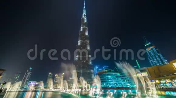 迪拜在哈利法塔附近跳舞喷泉视频的预览图