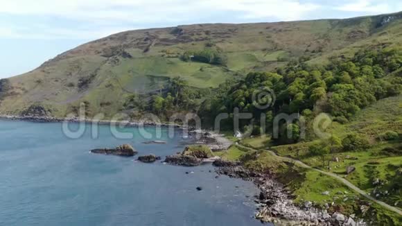 飞越北爱尔兰穆勒湾一个美丽的地标视频的预览图