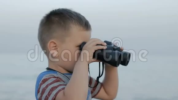 小男孩透过望远镜看视频的预览图