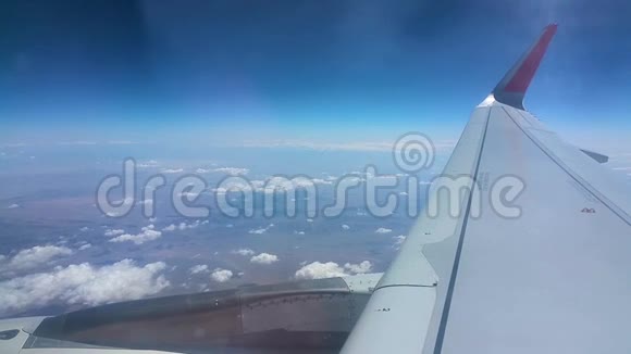飞机飞过云层和尼泊尔什维列夫视频的预览图