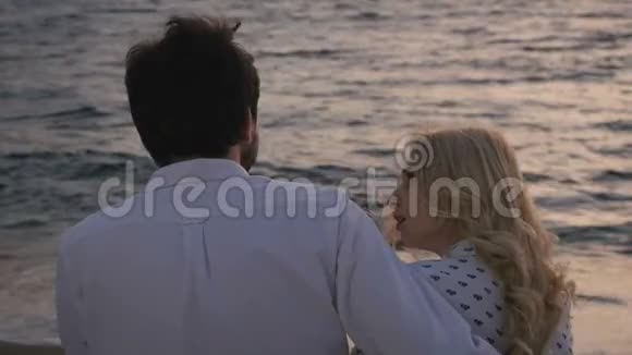 恋爱中的年轻夫妇在海边吵架视频的预览图