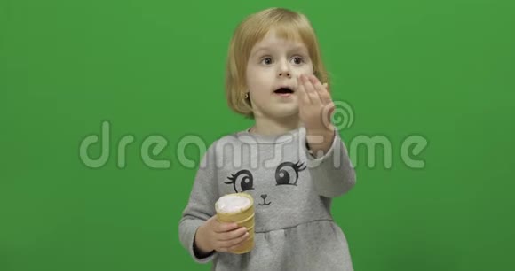 女孩带着冰淇淋在绿色屏幕上Chroma键视频的预览图