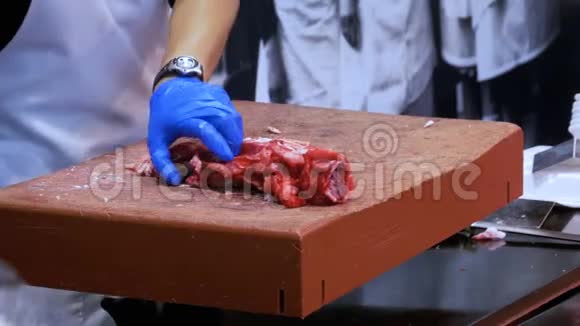 肉夹刀在拉波奎利亚用刀切肉片巴塞罗那西班牙视频的预览图