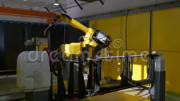 金属铁激光氩焊接工业机器人在工厂时间间隔4k视频的预览图