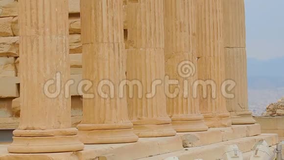 雅典埃雷希翁巨大的大理石柱廊古建筑遗迹视频的预览图