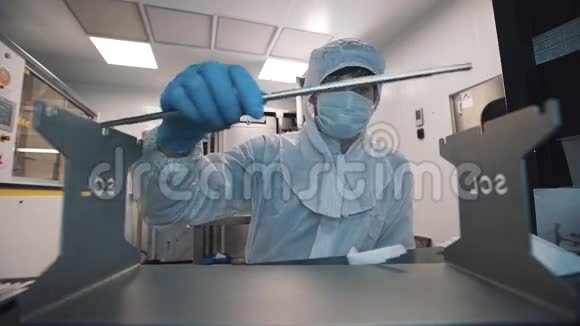 科学家在实验室的办公桌上组装金属结构视频的预览图