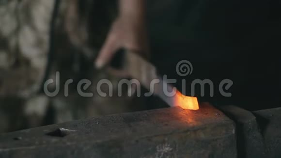 在铁匠铺铁砧上手工锻造铁水的长胡子青年铁匠的特写镜头燃放烟火视频的预览图