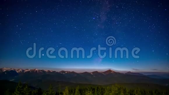时间流逝夜空在山上视频的预览图