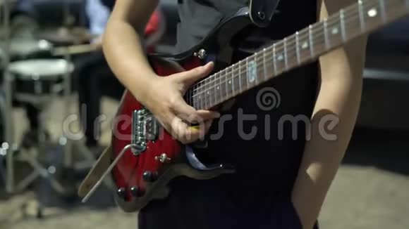 带红色电吉他的吉他手在街上和鼓手一起演奏时髦的音乐男性手拿吉他和弦视频的预览图