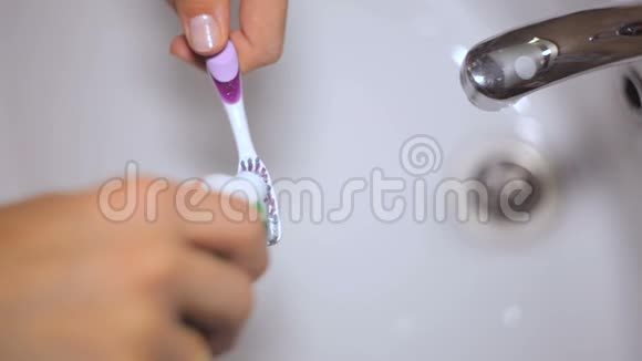 把牙膏涂在牙刷上视频的预览图