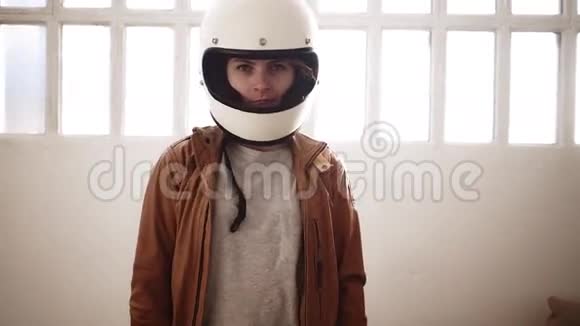 一个金发女孩戴着头盔在灯光室里视频的预览图