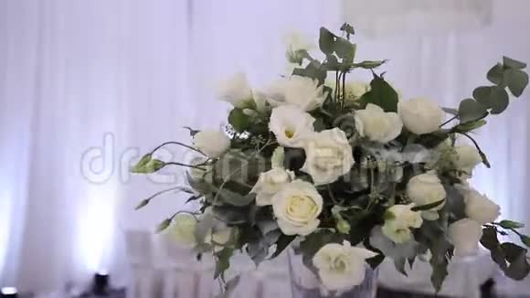 餐桌上餐厅的婚礼花束白色的花玫瑰和绣球花视频的预览图