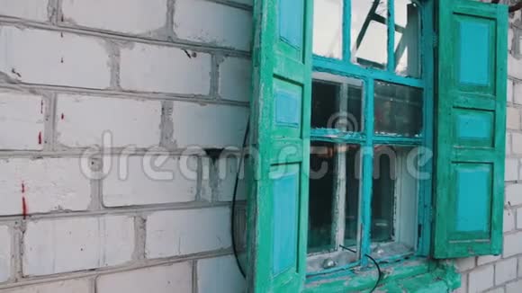 旧古董老式窗户漆成绿色蓝色百叶窗视频的预览图