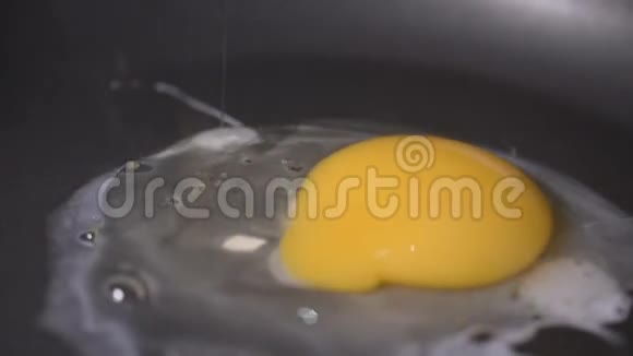 煎锅炒鸡蛋炒大高清慢动作视频的预览图