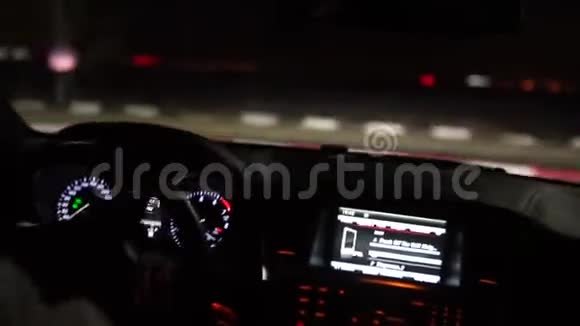 夜景从车内自然光街和其他汽车是运动模糊汽车在夜间行驶视频的预览图