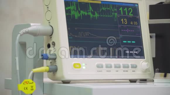 手术室的心脏监视器视频的预览图