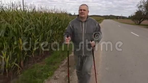 在玉米地附近的徒步旅行者视频的预览图