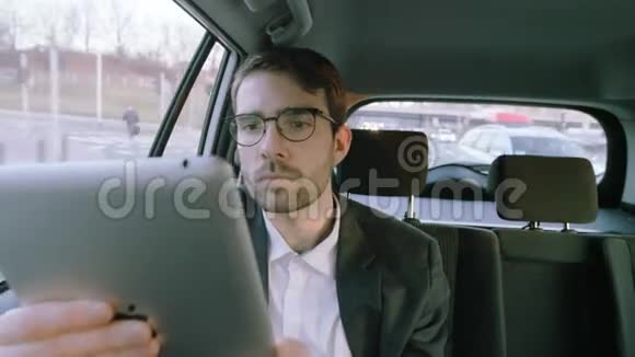 商人用平板电脑举起左手视频的预览图