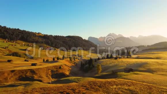 秋天的早晨和明亮的雾蒙蒙的日出在康帕西奥山谷意大利阿尔卑斯山博尔扎诺省视频的预览图