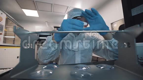 在实验室使用湿布清洗镜片视频的预览图